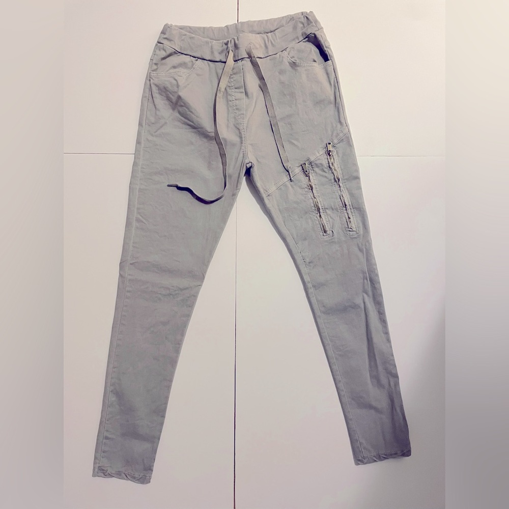 Casual relaxed pant. Fabric is stretchy.